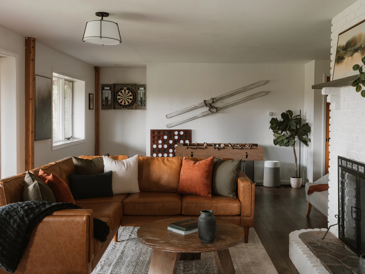 Clean, freshly serviced carpeted living room